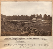 Artilleriegeschütze im Feldlager