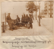 Deutscher Soldaten bei einem militärischen Gerät