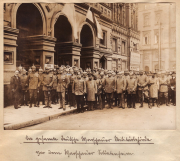 Deutscher Militärdienstmannsgruppe vor einem Gebäudetürmchen