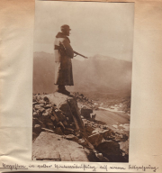 Soldat mit Waffe auf Bergspitze