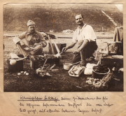 Österreichische Soldaten bei Kriegsunterhaltung