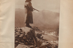 Soldat mit Waffe auf Bergspitze