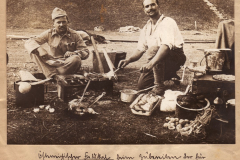 Österreichische Soldaten bei Kriegsunterhaltung