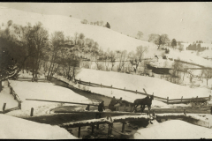 Winterlandschaft mit Brücke und Pferdegespann in einer verschneiten Gegend