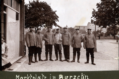 Marktplatz in Burzctin mit Soldaten der Fernsp. Abtlg. 199 in historischen Uniformen