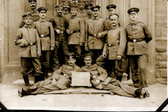 Gruppe der Fernsprecher-Abteilung 199 des Heeres im historischen Gebäude während des frühen 20. Jahrhunderts