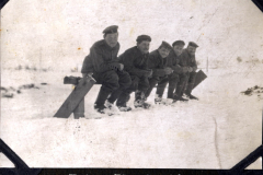 Soldaten der Heer beim Besuch der Feldtoilette im Schnee während des Ersten Weltkriegs