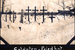 Soldatenfriedhof in Nurly während des Winters mit schneebedeckten Grabsteinen
