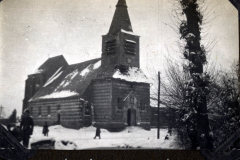 Kirche in Nurlu während des Winters mit Schnee und frostigen Bäumen