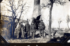 Soldaten der Fernspäher-Abteilung stehen vor einem zerstörten Gebäude in der freien Natur