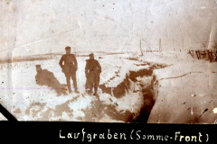 Soldaten an einem Laufgraben an der Somme-Front während des Ersten Weltkriegs