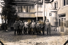 Soldaten der Heer-Abteilung stehen vor einem historischen Gebäude in Vasenare, während der Fernspähdient aktiv im Einsatz ist