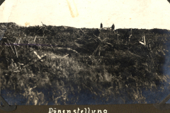 Soldaten erkunden eine zerstörte Landschaft in einem Geisterdorf während des Krieges