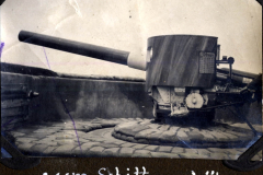 Historisches 21 cm Schiffsgeschütz auf einem deutschen Kriegsschiff während des Ersten Weltkriegs in einem Hafen