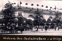 Belebtes Westende-Bad mit dem Deutschen Haus während der Kriege