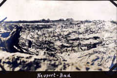 Kriegsschauplatz in Newport-Bad während des Ersten Weltkriegs mit Trümmern und Stacheldraht