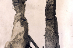 Ruine der Kirche in Mannekenvaard, Überreste nach dem Krieg