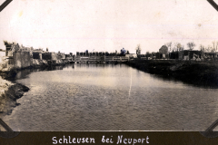 Blick auf die Schleusen bei Newport mit umliegender Landschaft und ruhigem Wasser, historische Aufnahme der Heer-Abteilung