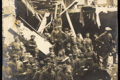 Soldaten der Fernsp. Abtlg. 199 in einem zerstörten Gebäude während des Krieges