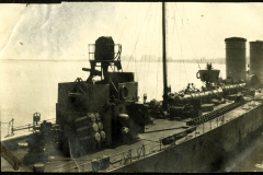 Historisches Kriegsschiff der deutschen Marine an einem ruhigen Gewässer