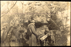 Soldaten der Heer besprechen Strategien in einer Waldlandschaft während des Ersten Weltkriegs