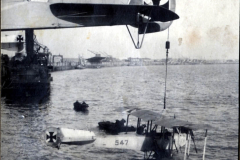 Militärische Wasserflugzeuge im Hafen während des Ersten Weltkriegs