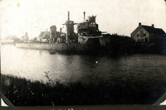Schiffsattrappe im Wasser des Flusses bei der Heer Abteilung der Fernspäher