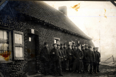 Soldaten der Fernspähabteilung vor einem historischen Gebäude in einem ländlichen Gebiet