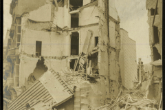 Ruine nach dem Krieg: Zerstörte Gebäude und Soldaten in einer urbanen Umgebung