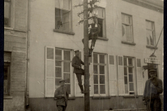 Betrieb der Fernmeldetechniker an einem alten Telefonmasten im Straßenverkehr während der historischen Zeit