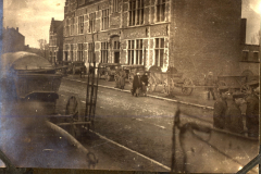 Historische Ansicht von Kortrijk mit Pferdekutschen und Gebäuden aus einer vergangenen Zeit
