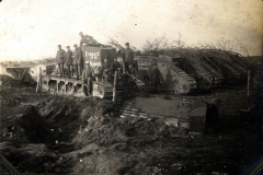 Erbeutete Tanks der Heeressektion während des Ersten Weltkriegs auf dem Schlachtfeld