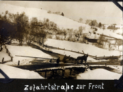 Zufahrtsstraße zur Front mit einem Pferd in verschneiter Landschaft während des Ersten Weltkriegs