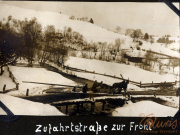 Zufahrtsstraße zur Front mit einem Pferd in verschneiter Landschaft während des Ersten Weltkriegs