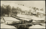 Winterlandschaft mit Brücke und Pferdegespann in einer verschneiten Gegend