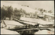 Winterlandschaft mit Brücke und Pferdegespann in einer verschneiten Gegend