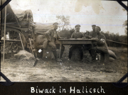 Militärisches Biwak in Halitsch während des Ersten Weltkriegs mit Soldaten und Aktivitäten