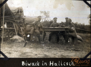 Militärisches Biwak in Halitsch während des Ersten Weltkriegs mit Soldaten und Aktivitäten