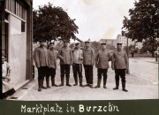 Marktplatz in Burzctin mit Soldaten der Fernsp. Abtlg. 199 in historischen Uniformen