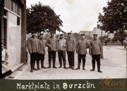 Marktplatz in Burzctin mit Soldaten der Fernsp. Abtlg. 199 in historischen Uniformen