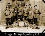 Gruppe der Fernsprecher-Abteilung 199 des Heeres im historischen Gebäude während des frühen 20. Jahrhunderts