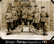 Gruppe der Fernsprecher-Abteilung 199 des Heeres im historischen Gebäude während des frühen 20. Jahrhunderts