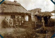 Soldaten der Fernspäh-Abteilung stehen vor einem traditionellen Bauernhaus in ruraler Umgebung des Ersten Weltkriegs