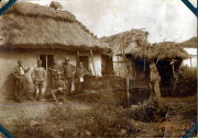 Soldaten der Fernspäh-Abteilung stehen vor einem traditionellen Bauernhaus in ruraler Umgebung des Ersten Weltkriegs