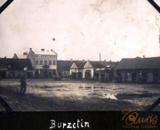 Eine historische Ansicht von Burzctin mit Gebäuden und einer staubigen Fläche