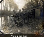 Soldaten der Fernsp. Abtlg. am Maas-Kanal bei einer Erkundungstour