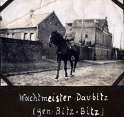 Wachtmeister Daubitz auf dem Pferd in der Stadt auf einer gepflasterten Straße