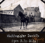 Wachtmeister Daubitz auf dem Pferd in der Stadt auf einer gepflasterten Straße