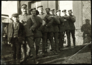 Soldaten der Fernspäh-Abteilung der Heer in einer Reihe vor einem Gebäude