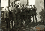 Soldaten der Fernspäh-Abteilung der Heer in einer Reihe vor einem Gebäude